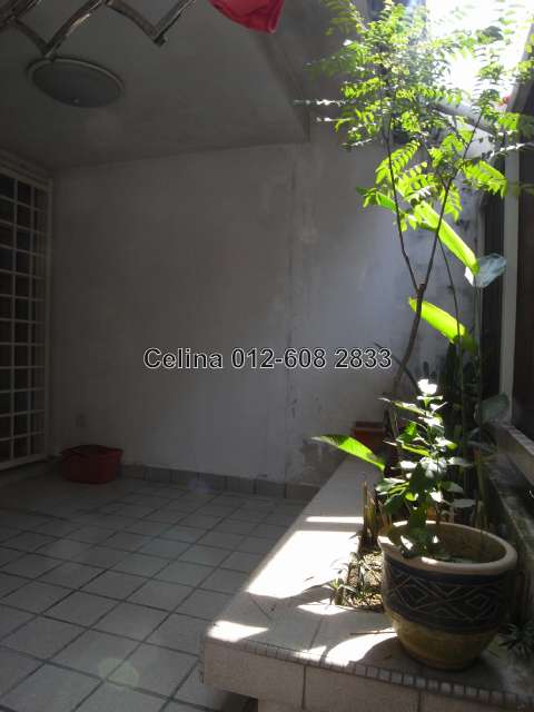 Spacious backyard as a clothes drying area