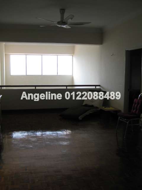 Living hall (upper floor)
