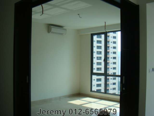 Guest room with sliding doors