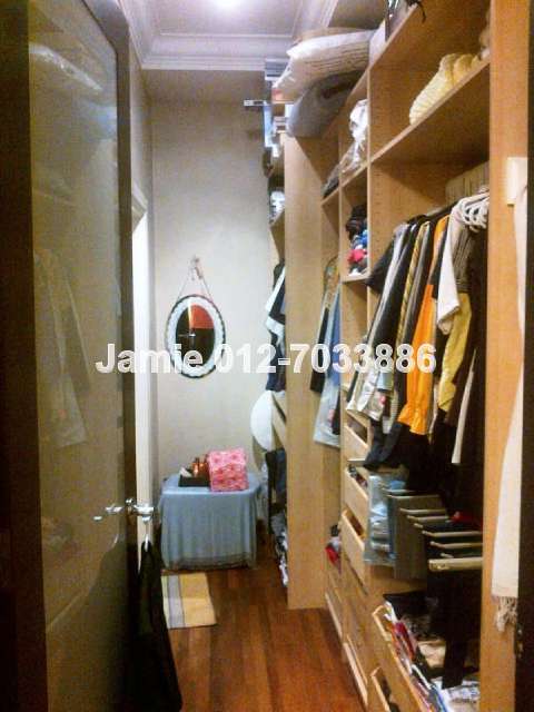 Master Bedroom Walk in Wardrobe