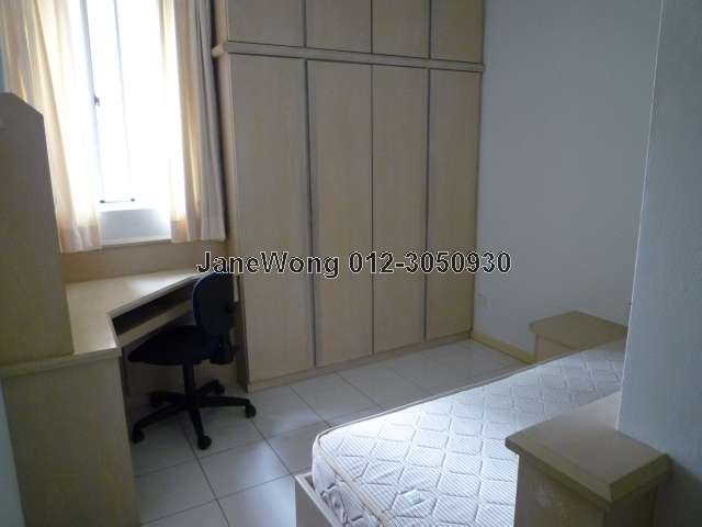 Bedroom 3 w b/in cupboard