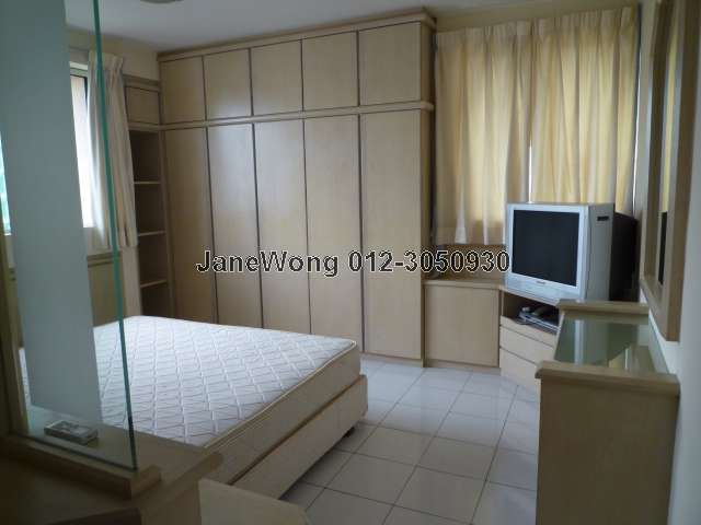 Master Room w wardrobe and TV