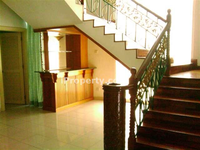 Stairs to Upper Lvl