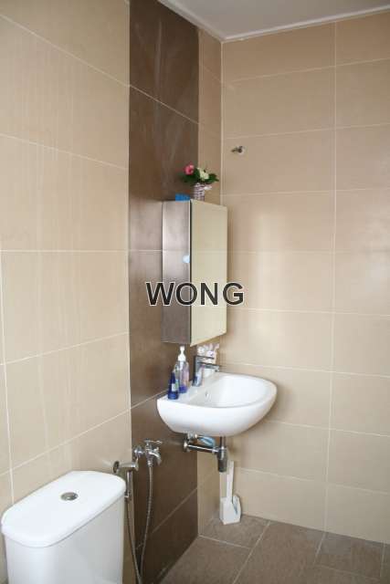 Bathroom for master bedroom (2/2)
