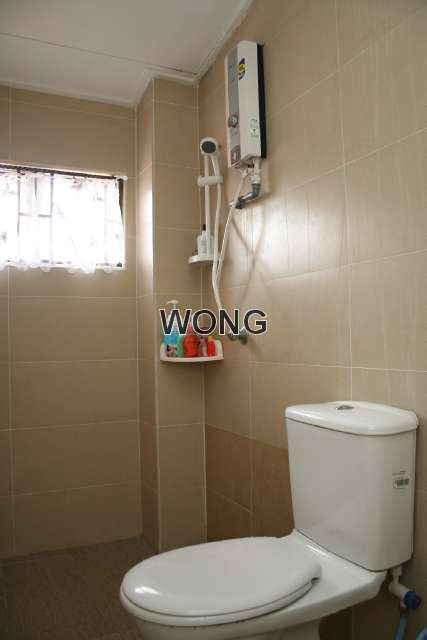 Bathroom for master bedroom (1/2)