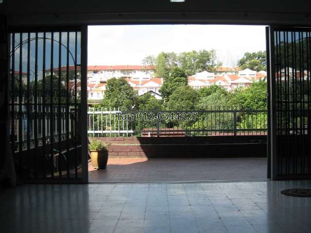 Backyard offer unobstructed view of greeneries