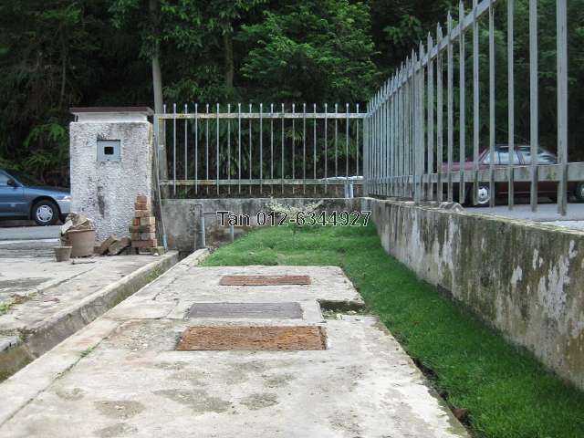 Front porch with a white bucida