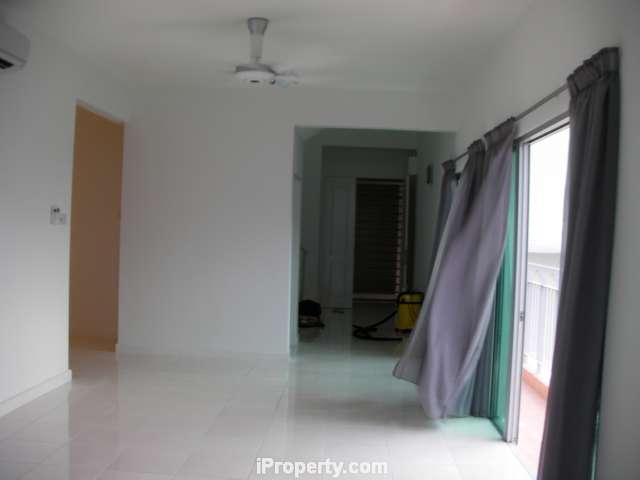 From Living room to dining/entrance /kitchen left