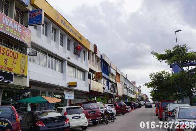 Maybank and Public Bank located on same row