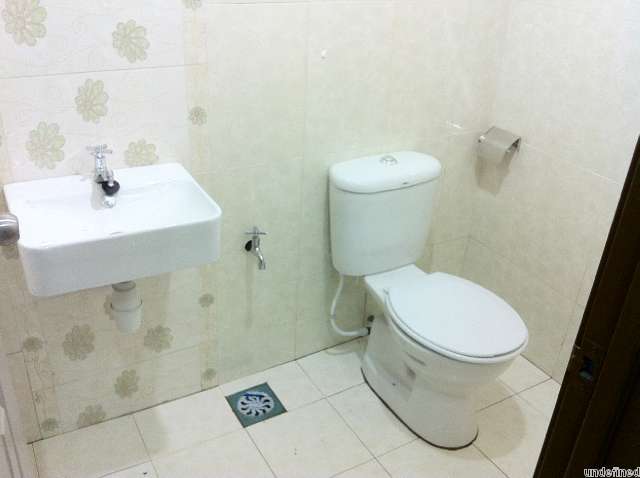 Bathroom (2nd Bedroom)